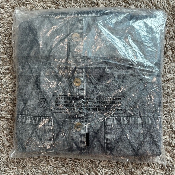 Joan Rivers Cotton Denim Boyfriend Shirt • Grey Wash • Diamond Stitch • Large - Picture 3 of 4